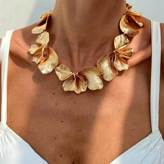 Nieregularny metalowy naszyjnik i kolczyki z płatkami